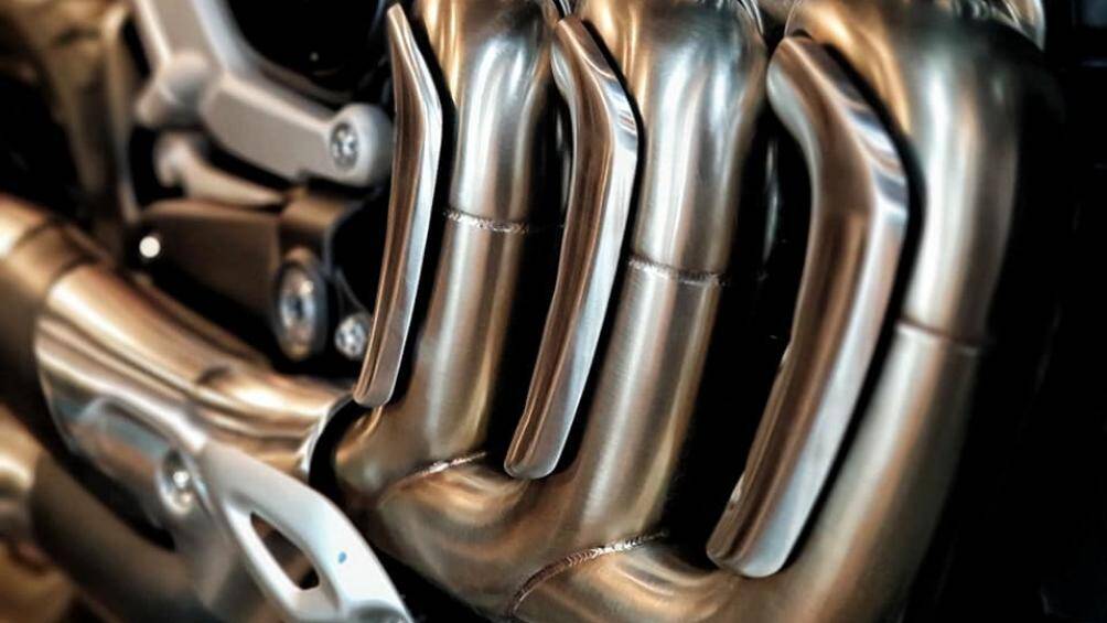 Bộ ống xả này được cải tiến để điều hướng dòng khí chạy từ đầu máy tới bầu xử lý khí thải và vào bộ giảm thanh, mang đến một âm thanh đậm chất "Rocket"