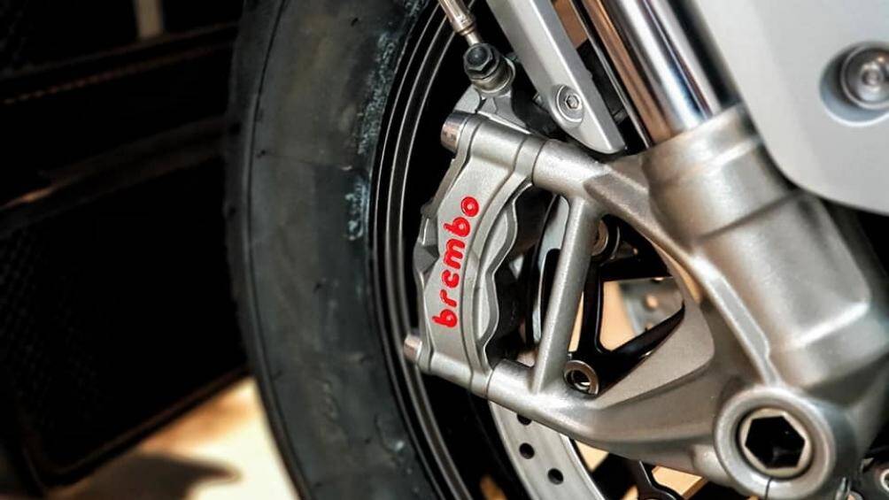 Phanh trước Brembo M4.30 Stylema® 4-piston, đĩa phanh đôi đường kính 320mm