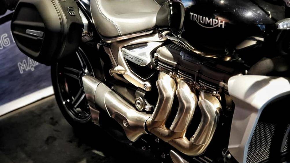 Hệ thống ống xả 3 đầu được thiết kế phá cách là một chi tiết mang tính biểu tượng trên cả Rocket 3 R và Rocket 3 GT