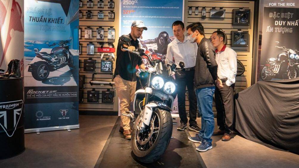 Cả 2 bản đều được trang bị động cơ DOHC 3 xi lanh thằng hàng làm mát bằng dung dịch 2458 cc
