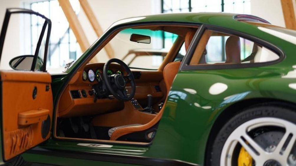 Để đem tới cho SCR cảm giác điều khiển chính xác và linh hoạt, RUF đã làm vỏ xe từ sợi carbon