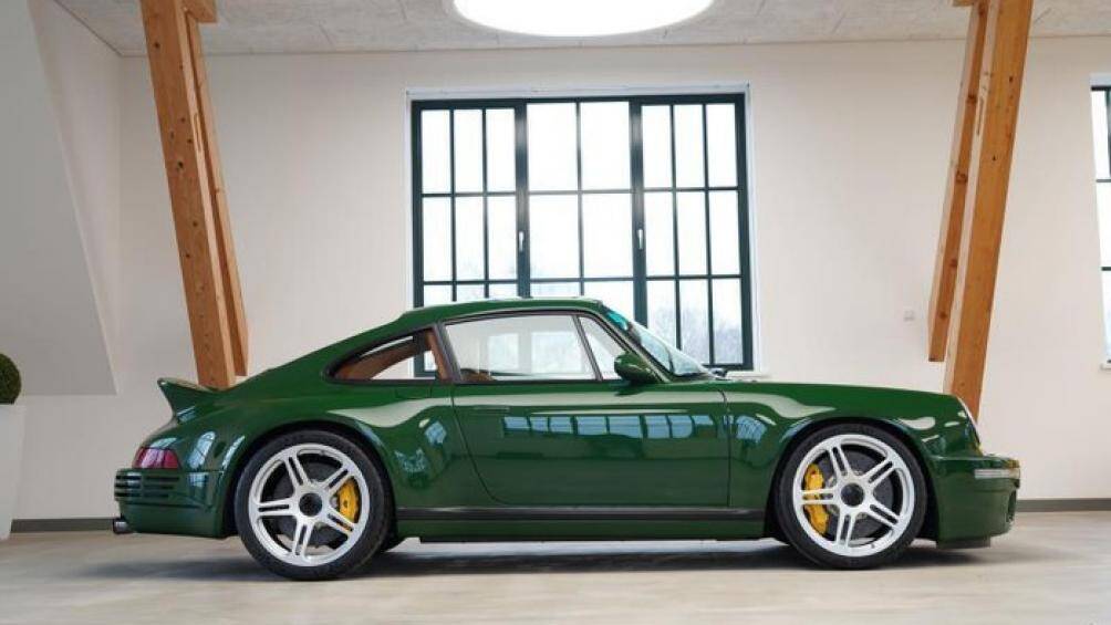 Mẫu SCR 2020 được sơn một màu xanh đậm, một bộ bánh xe đôi, năm chấu màu trắng và một bộ kẹp phanh màu vàng, một cánh lướt gió đuôi vịt nổi bật ở phía sau