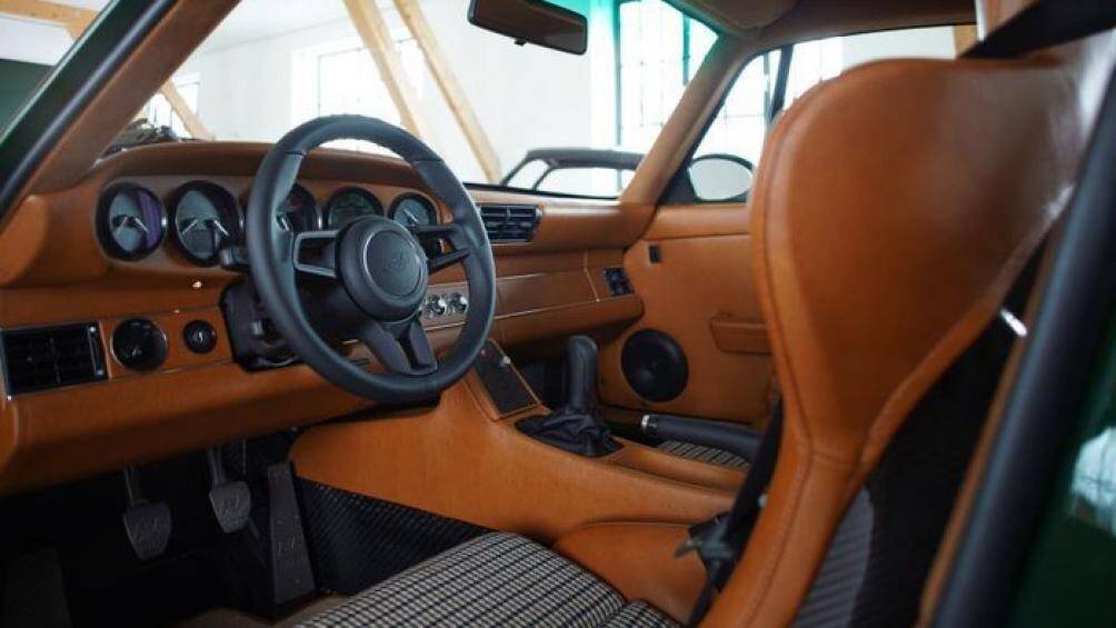 Chiếc xe thể thao sở hữu nội thất da nâu sành điệu kết hợp với đồng hồ đo màu đen lấy cảm hứng từ phong cách cổ điển