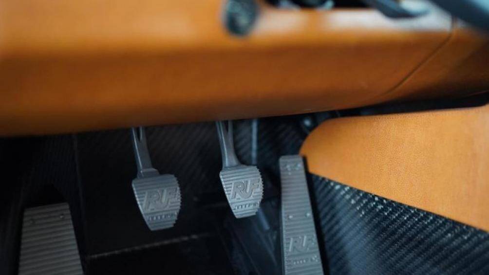 Kết hợp độc quyền với động cơ này là hộp số tay 6 cấp truyền sức mạnh tới các bánh sau