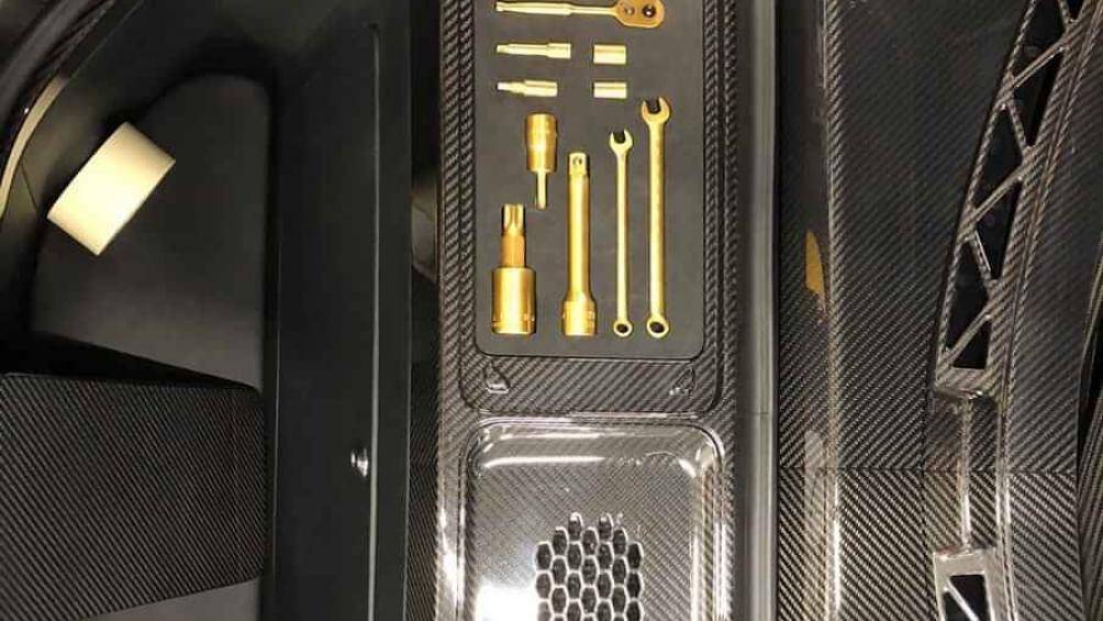Đặc biệt hơn, khoang động cơ được ốp sợi carbon và bộ công cụ sửa chữa dự phòng được McLaren làm hoàn toàn bằng vàng