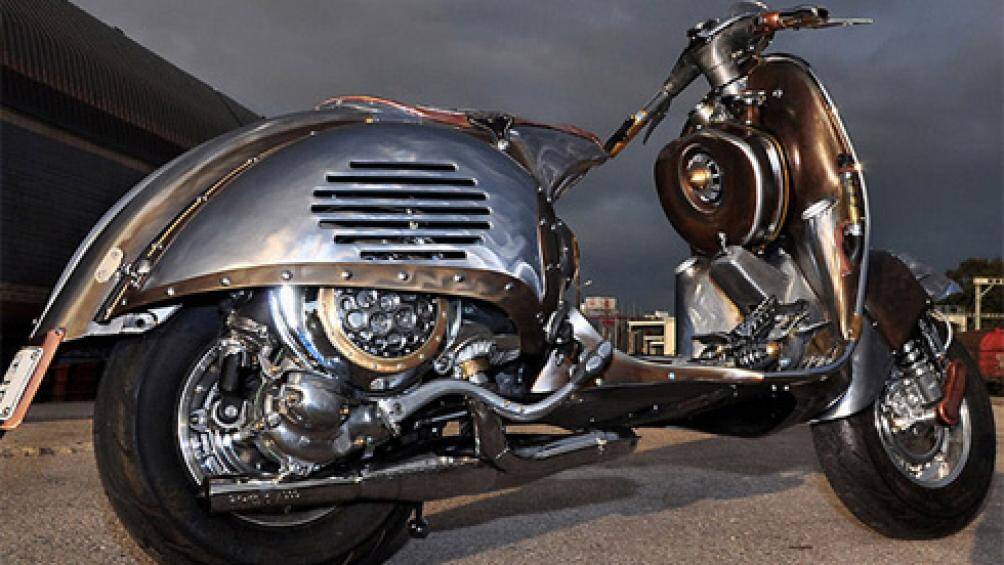 Chiếc scooter độ được nghệ sĩ điêu khắc người Hy Lạp thiết kế theo chủ đề steampunk - dạng khoa học viễn tưởng