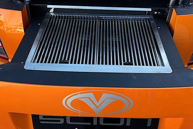 MV Designz chủ yếu độ thân vỏ và khiến nó nổi bật với tính năng “biến hình như Transformer”: cửa hậu, cửa bên sườn và cốp xe có thể trượt ra ngoài