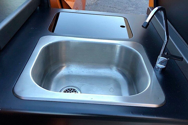 Các trang bị sang chảnh bên trong của xe khiến cho nhiều người ngạc nhiên như tủ lạnh, thùng giữ lạnh, bồn rửa, thớt, và thậm chí hai chiếc TV