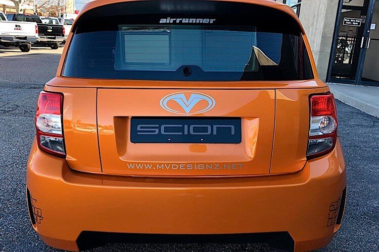 Mặc dù vẫn giữ nguyên động cơ chính hãng, song chiếc xe Toyota Scion đặc biệt này có nhận được nắp capô, tấm cản va trước và sau, thanh ốp sườn độ...