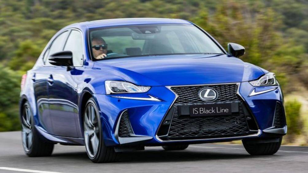 IS 300 có khả năng sản sinh công suất 240 mã lực và mô-men xoắn cực đại 350 Nm, IS 350 có khả năng sản sinh công suất 311 mã lực và mô-men xoắn cực đại 380 Nm