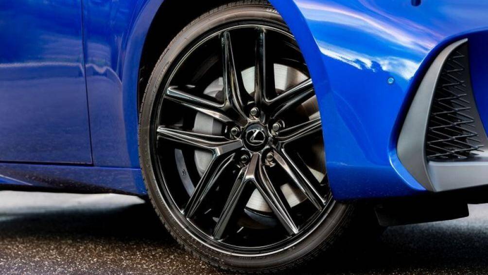 Xe còn được trang bị la-zăng hợp kim 18 inch 5 chấu kép màu đen bóng