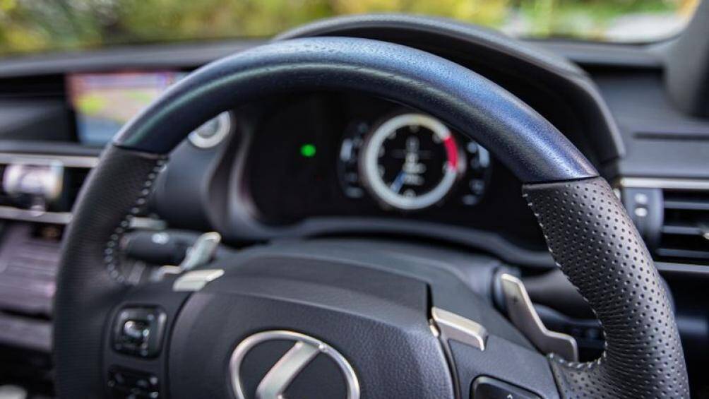 Nội thất của IS Black Line cũng được bao trùm bởi tông màu đen/xám