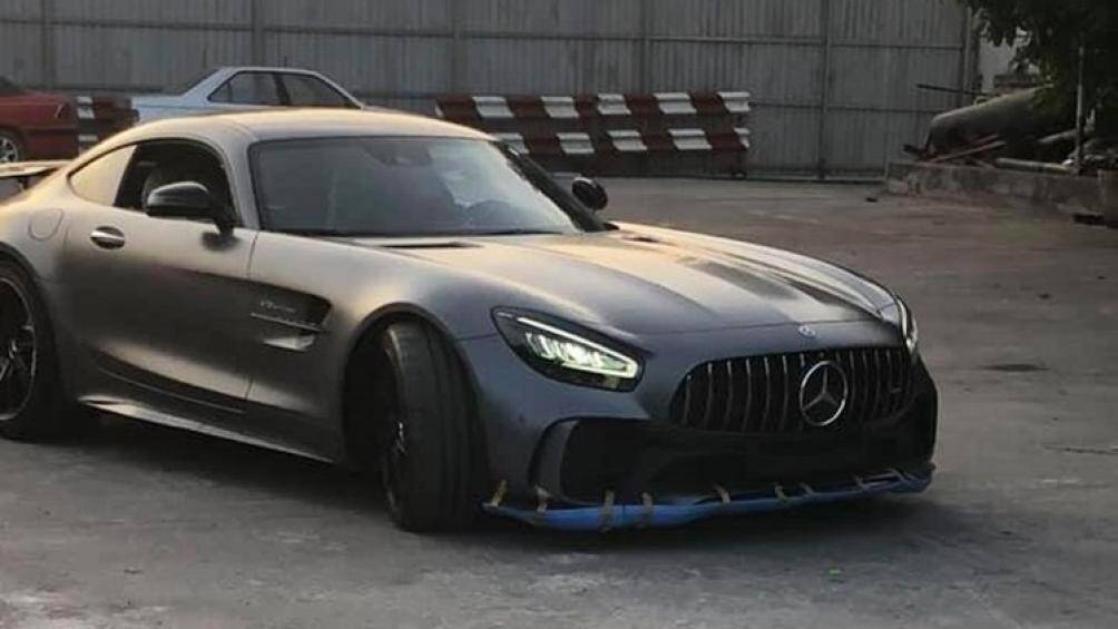 Ngoại hình khác biệt so với Mercedes-AMG GT S như lưới tản nhiệt góc cạnh, hốc gió khoẻ khoắn