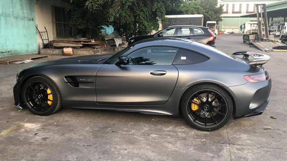 Thông tin từ người đăng ảnh cho biết, chiếc siêu xe Mercedes-AMG GT R đời mới này thuộc phiên bản 2019 và đã có chủ nhân đặt mua từ trước