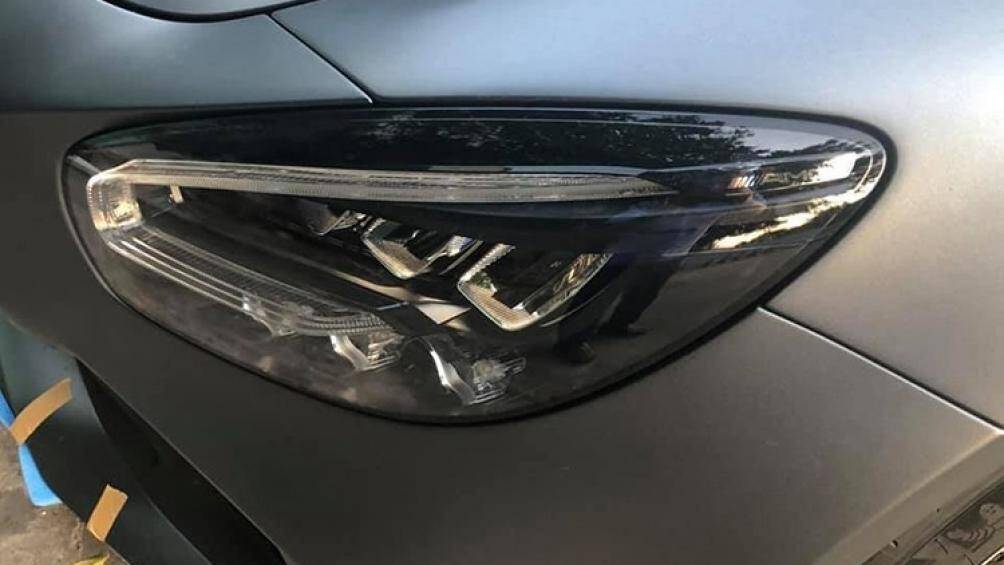 Một thông tin khá thú vị khác từ giới mê xe, đó chính là dự kiến vào tháng 5 này, một chiếc siêu xe Mercedes-AMG GT R khác sẽ cập bến Việt Nam