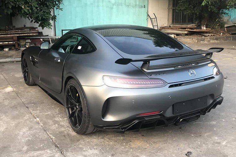 Chiếc siêu xe Mercedes-AMG GT R độc nhất tại Việt Nam hiện nay có ngoại thất sơn màu Designo Magno Selenite Grey