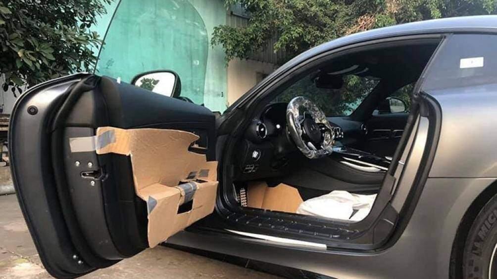 Tuy là xe thể thao hiệu suất cao nhưng Mercedes-AMG GT R có nội thất khá hiện đại, bao gồm 2 màn hình lớn 12,3 inch và 10,25 inch, vô-lăng tích hợp nút cảm ứng