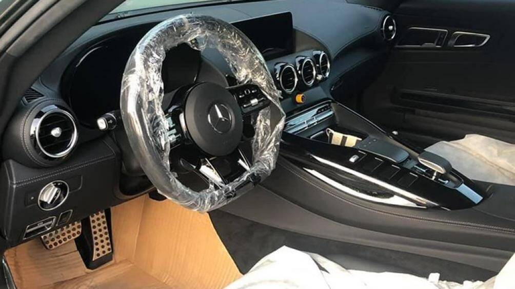 Động cơ xe sản sinh công suất tối đa 577 mã lực và mô-men xoắn cực đại 700 Nm giúp siêu