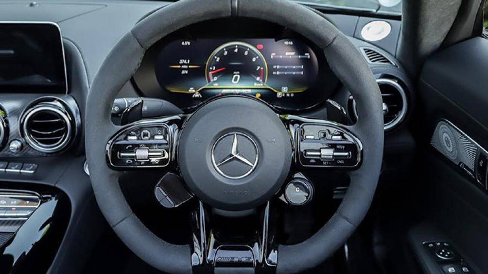 Xe có thể tăng tốc từ vị trí xuất phát lên 96 km/h chỉ trong thời gian 3,5 giây trước khi đạt vận tốc tối đa 318 km/h