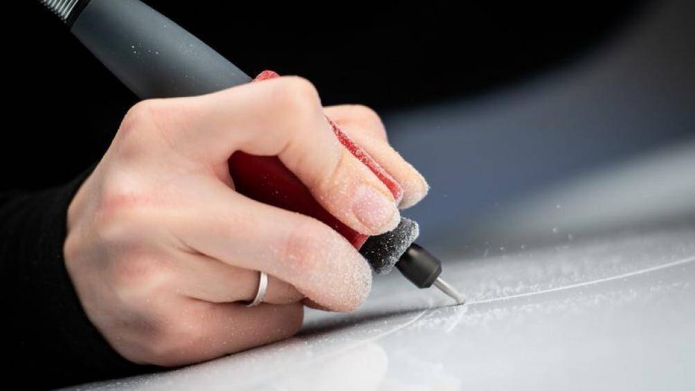 Để tạo hình họa tiết trên lớp thân kim loại của Lexus UX 2020, bà Claudia De Sabe buộc phải tẩy lớp sơn trắng nguyên bản