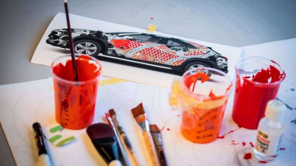 Bà Claudia De Sabe đã dùng máy khoan Dremel để tạo hình cho chiếc xe với hình ảnh một chú cá Koi – loài cá tượng trưng cho may mắn trong văn hóa Nhật Bản