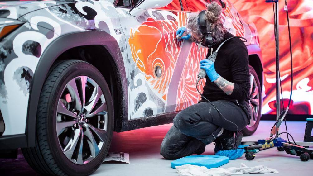 Tiếp đó, bà dùng 5 lít sơn với nhiều màu sắc khác nhau để tạo nên các hình vẽ đồ họa thủ công