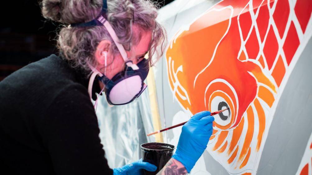 Sau đó, bà đã sử dụng vàng lá để tạo điểm nhấn cho thiết kế, đồng thời tạo hiệu ứng 3D đẹp mắt