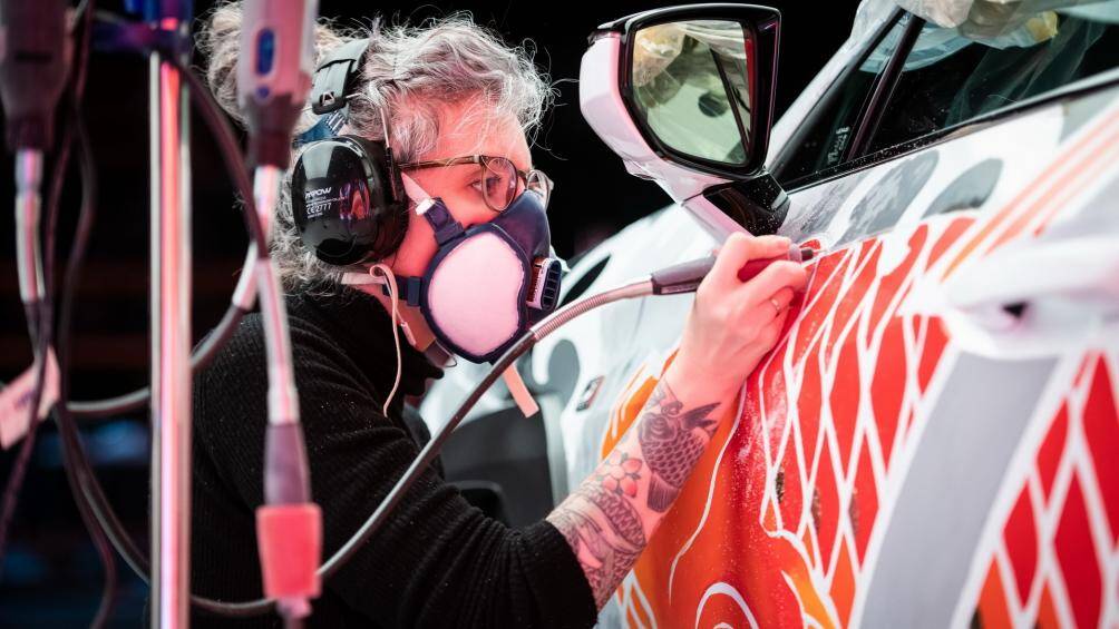 Không tính giá xe gốc, chỉ tính riêng chi phí xăm hình cho xe đã tốn trên 145.747 USD (tương đương hơn 3,4 tỷ đồng).