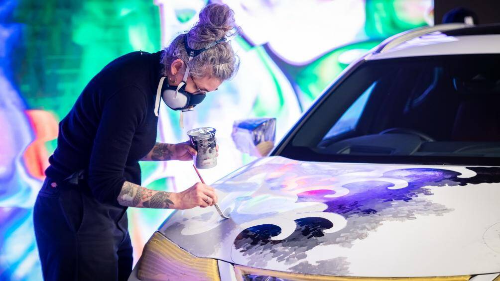 Cuối cùng, chiếc xe được phủ một lớp bảo vệ bên ngoài