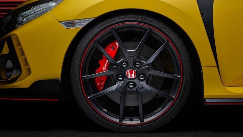 Được trang bị dành riêng cho mẫu xe là bộ la-zăng hợp kim BBS 20 inch với lốp Michelin Cup 2, màu sơn Sunlight Yellow, cản xe được nâng cấp