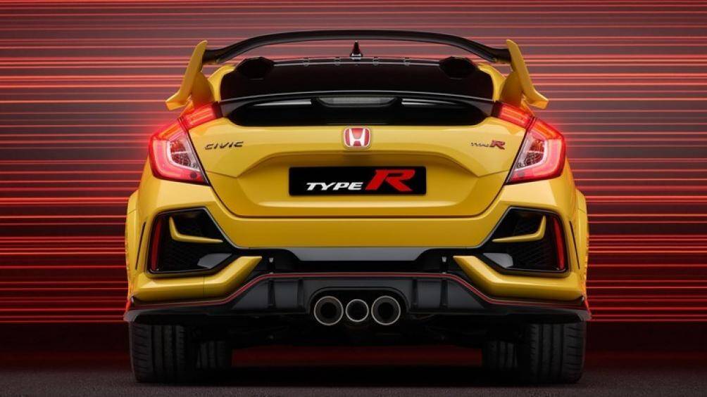 Những vật liệu cách âm cũng đã bị loại bỏ, tất cả nhằm giúp giảm trọng lượng cho mẫu xe