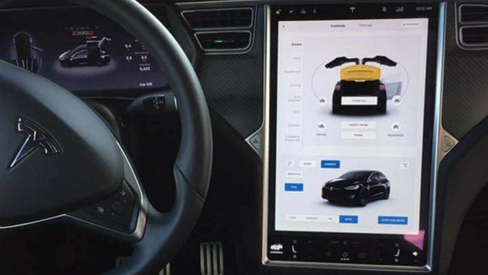 Tesla sử dụng một hệ thống radar băng rộng, có thể nhìn xuyên qua kim loại để giữ cho cửa cánh chim không va vào các vật gần đó khi mở hoặc đóng