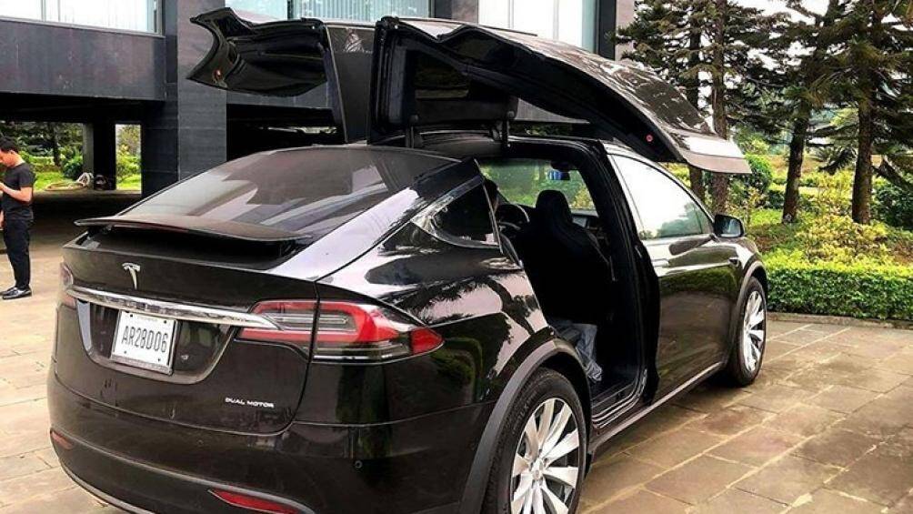 Ngoài ra, Tesla Model X còn được trang bị hệ thống tự lái Autopilot với AEB dựa trên radar tiêu chuẩn và hệ thống tránh va chạm mặt đất bằng sóng siêu âm