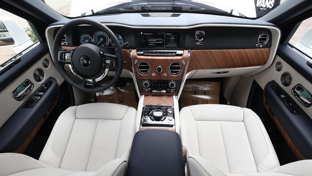 Hình ảnh những chiếc Rolls-Royce Cullinan không còn xa lạ với giới chơi xe Việt nhưng nó vẫn mang trong mình một vẻ đẹp "quý tộc" không thể lẫn vào đâu được