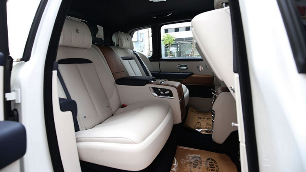 Với phiên bản 4 chỗ ngồi thì ở giữa hai hàng ghế của chiếc Rolls-Royce Cullinan này thì hàng ghế sau sẽ chỉ có hai ghế ngồi kiểu độc lập và thương gia