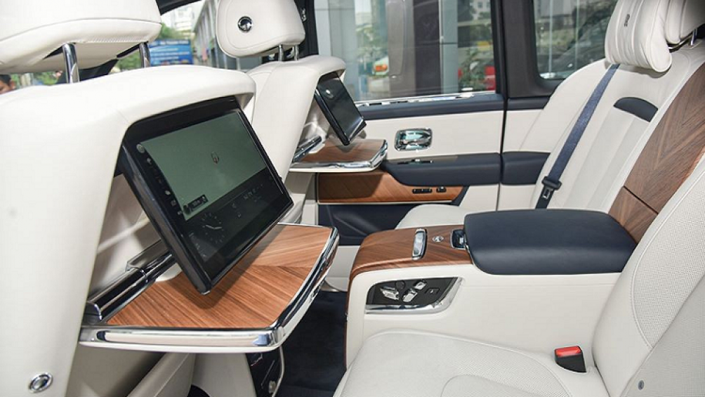 Ở giữa hai hàng ghế này có bệ tỳ tay, tủ lạnh, hai chiếc ly và rượu champagne cùng một số tuỳ chọn khác