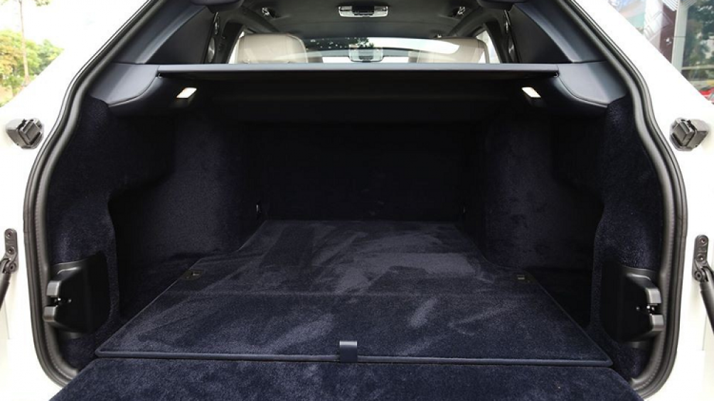 Phía sau hàng ghế thương gia này còn có một tấm kính để ngăn cách với khoang hành lý