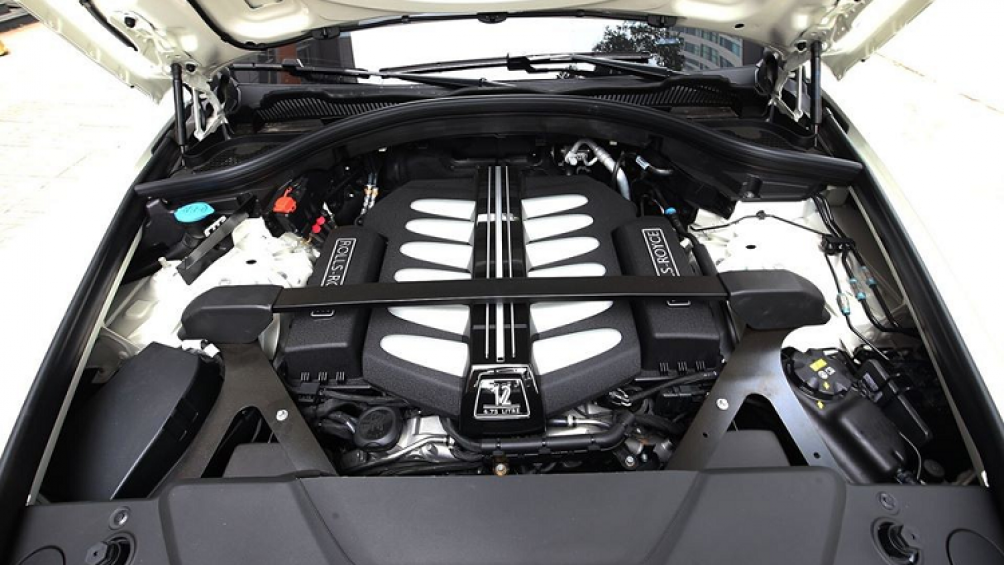 Xe được trang bị động cơ V12 giúp sản sinh công suất tối đa 563 mã lực và mô-men xoắn cực đại 850 Nm tại vòng tua máy 1.600 vòng/phút