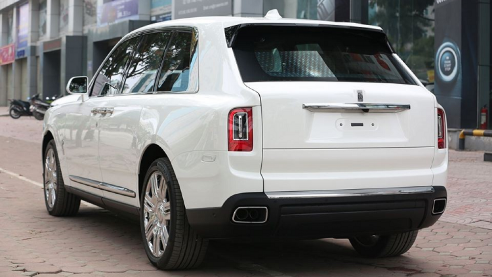 Giá xe Rolls-Royce Cullinan không chính hãng khoảng hơn 40 tỷ, tuy nhiên để lăn bánh trên đường thì chủ sở hữu phải chi một số tiền khủng trên 46 tỷ đồng