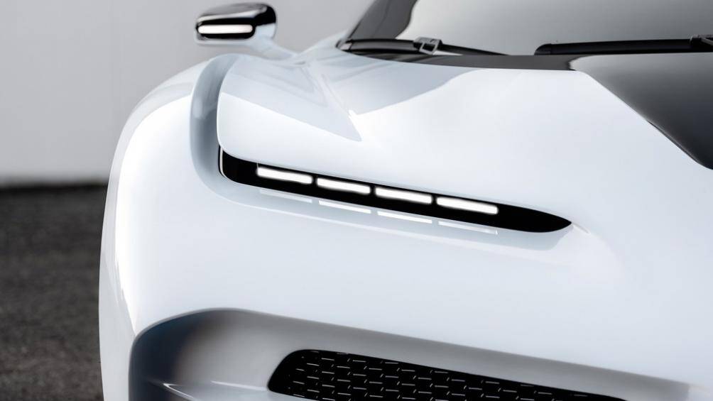 Bugatti Centodieci được lấy cảm hứng từ khá nhiều chi tiết trên chiếc EB110 với lưới tản nhiệt hình móng ngựa, cản trước thiết kế mới với 3 nan