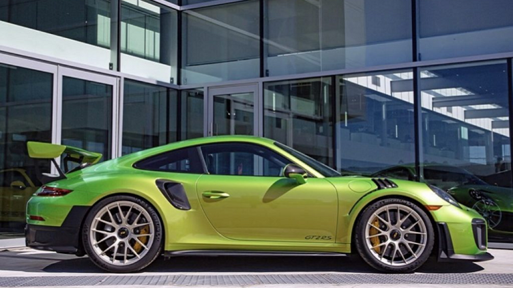Những chiếc siêu xe Porsche 911 vẫn luôn chiếm được cảm tình của phần lớn những người mê xe với các đường nét thiết kế hiện đại của hãng