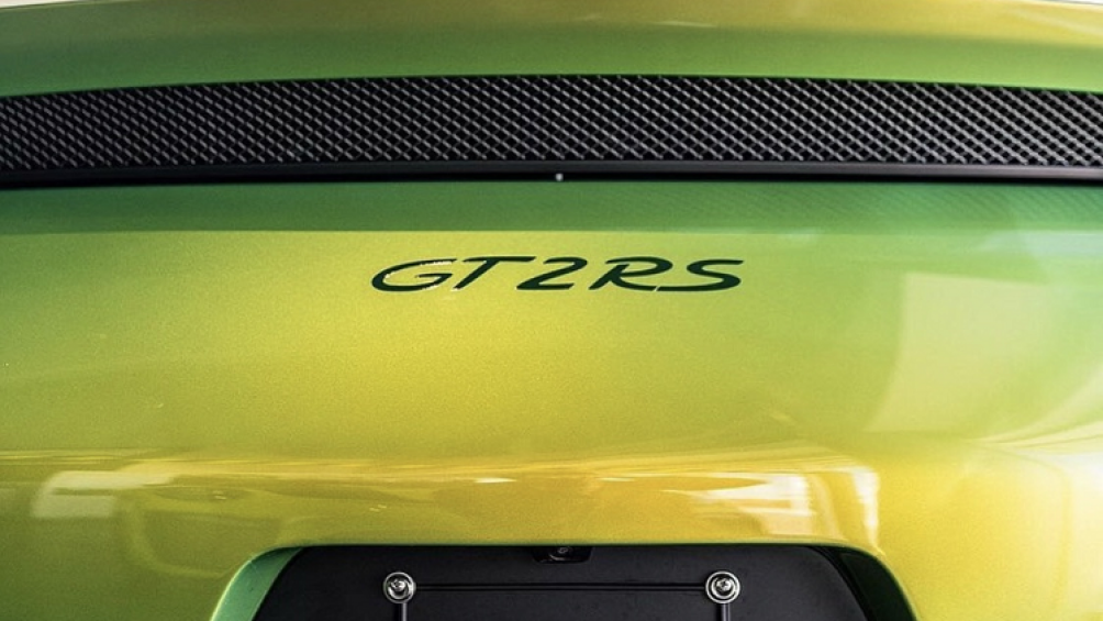 911 GT2 RS được phát triển dựa trên 911 Turbo và được trang bị động cơ tăng áp kép tương tự nhưng đã được nâng cấp
