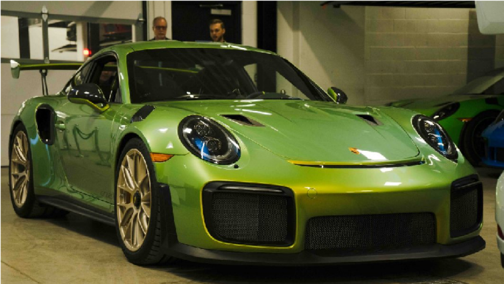 Đồng thời, đây cũng chính là một trong những màu sơn Porsche 911 đắt nhất thế giới khi tiêu tốn của chủ nhân một khoản tiền lên tới 100,000 USD (khoảng 2,3 tỷ đồng)