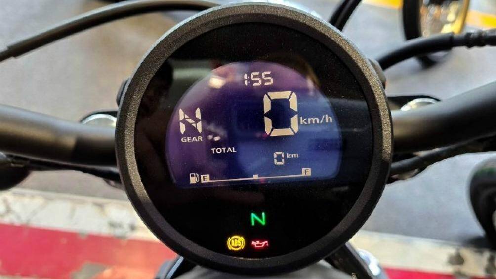 Xe vẫn sử dụng động cơ DOHC đôi xy-lanh, dung tích 471cc, làm mát bằng chất lỏng đi kèm với hộp số 6 cấp