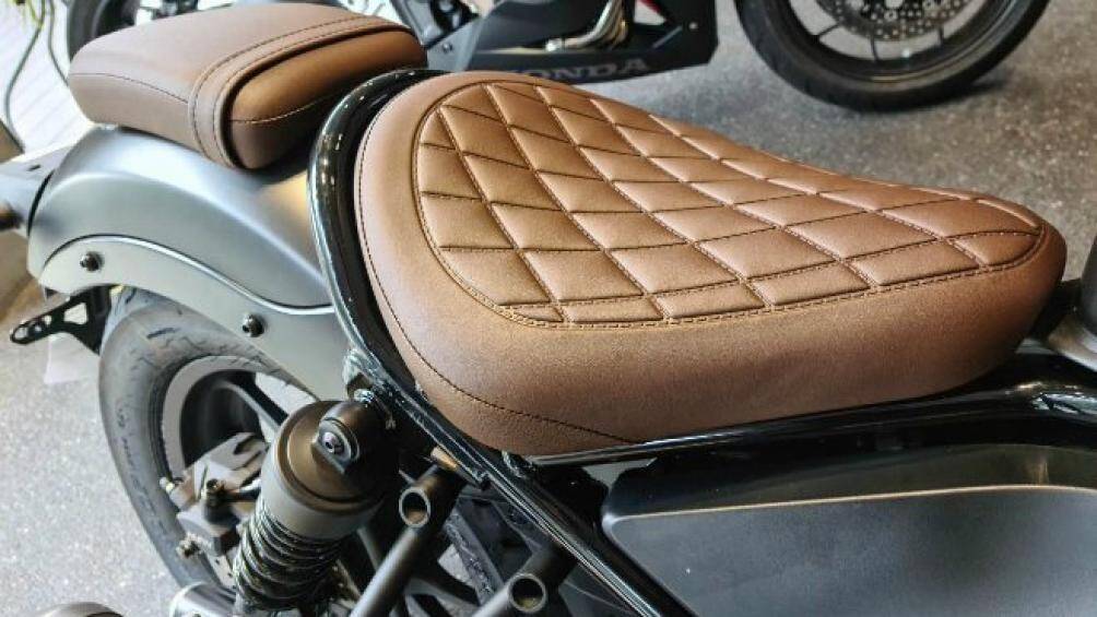 Yên ngồi xe màu nâu với các vết khâu tạo hình kim cương có lẽ là nét hoài cổ nổi bật nhất trên Rebel 500 Bobber Supreme Edition