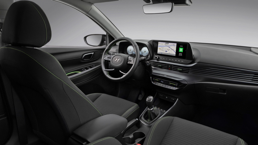 Hyundai i20 sử dụng 2 màn hình kỹ thuật số có kích thước 10,25 inch để làm bảng đồng hồ taplo cũng như màn hình giải trí trung tâm