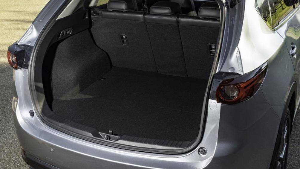 Nội thất của CX-5 tương đối rộng rãi, đủ chỗ cho 5 người trưởng thành. Ghế trước ngồi thoải mái nhưng hàng ghế sau có khoảng để chân hơi hạn chế