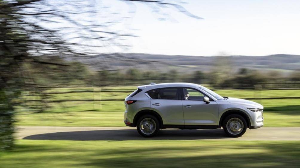 Khi ở tốc độ cao, xe cho cảm giác lái thể thao, cách xử lý giống sedan hơn SUV. Chức năng hỗ trợ dừng xe tự động dễ sử dụng trong điều kiện đường sá gồ ghề