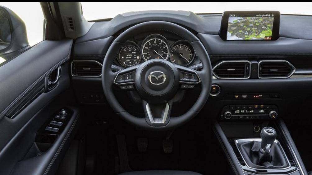 Mazda CX-5 Sport 2020 được trang bị mâm hợp kim 19 inch sơn màu bạc, camera lùi, cốp mở điện, ghế lái điều chỉnh 8 hướng, nội thất bọc da...