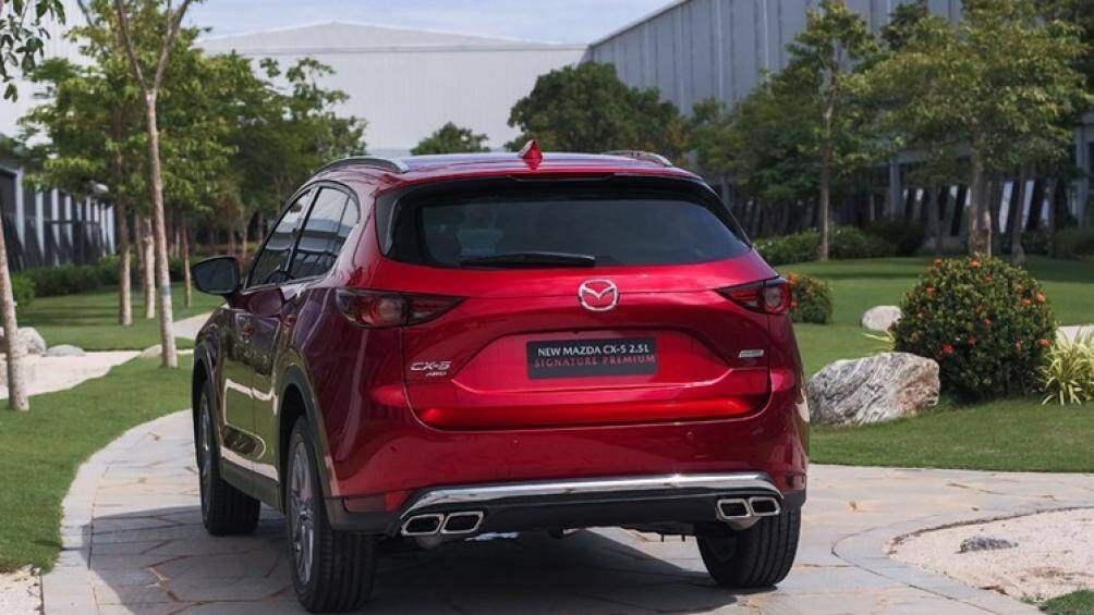 Tất cả phiên bản diesel đều đi kèm tùy chọn hộp số sàn hoặc tự động tương tự phiên bản xăng